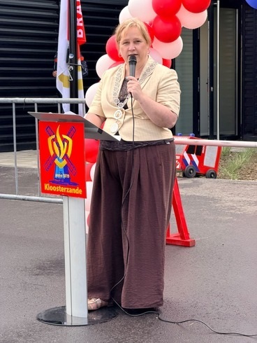 Opening brandweerkazerne en wijkpost gemeentewerken speechfoto burgemeester