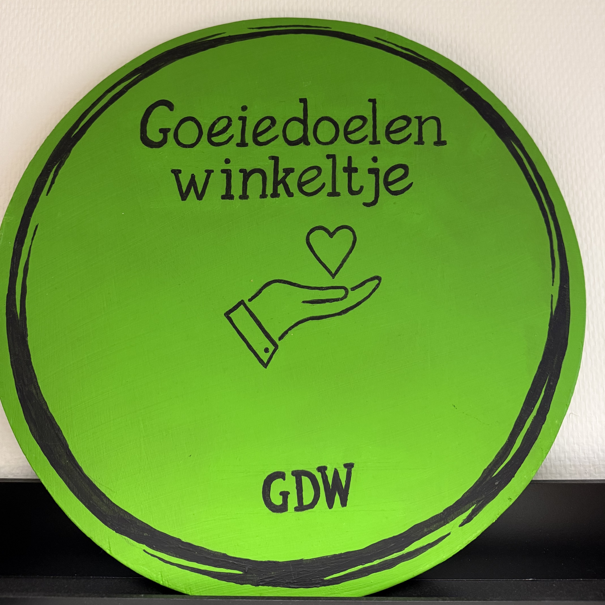 Schild met logo Goeiedoelenwinkeltje