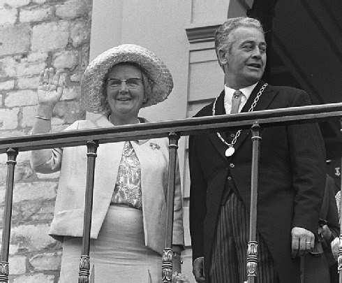 Oud burgemeester Molthoff & Koningin Juliana 1968