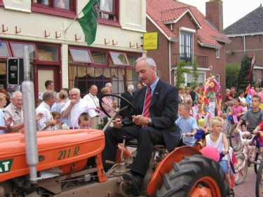 Burgemeester Mulder op traktor